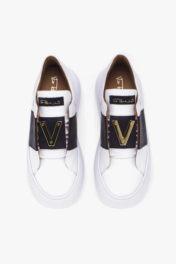 Sneaker slip-on in pelle con fascia nera e "V" in metallo - 5