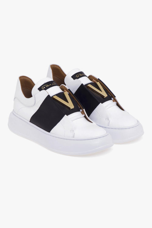 Sneaker slip-on in pelle con fascia nera e "V" in metallo - 2